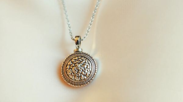 Les avantages d'un pendentif collier grec pour rehausser votre look